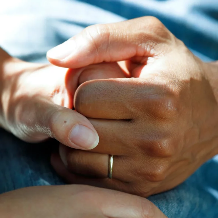 Palliatieve thuisverpleging - thuisverpleegkundige ondersteunt palliatieve patiënt thuis